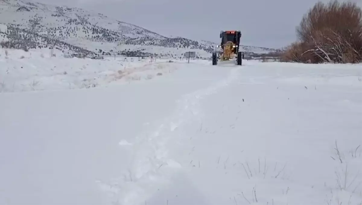 Elazığ’da Şiddetli Kar Yağışı 182 Köyün Yolunu Kapatırken Acil Çalışmalar Devam Ediyor