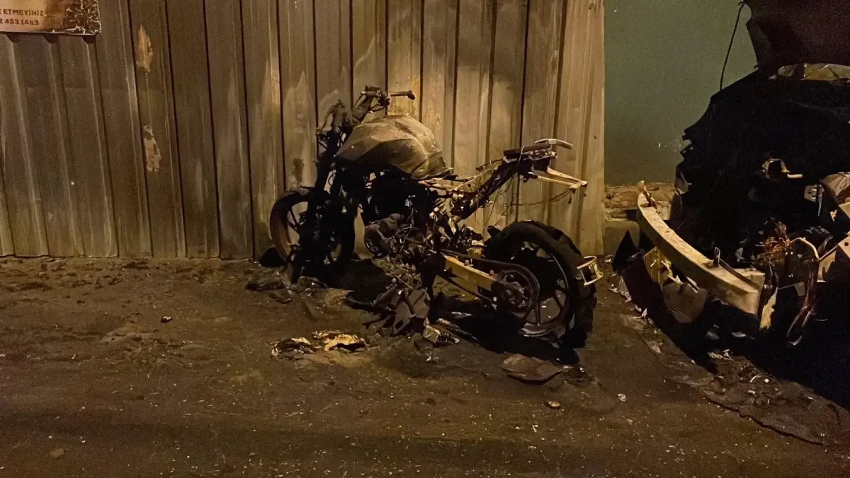 Fatih Cibali'de Motosiklet Yangını Minibüse Sıçradı, İtfaiye Hızlı Müdahale Etti