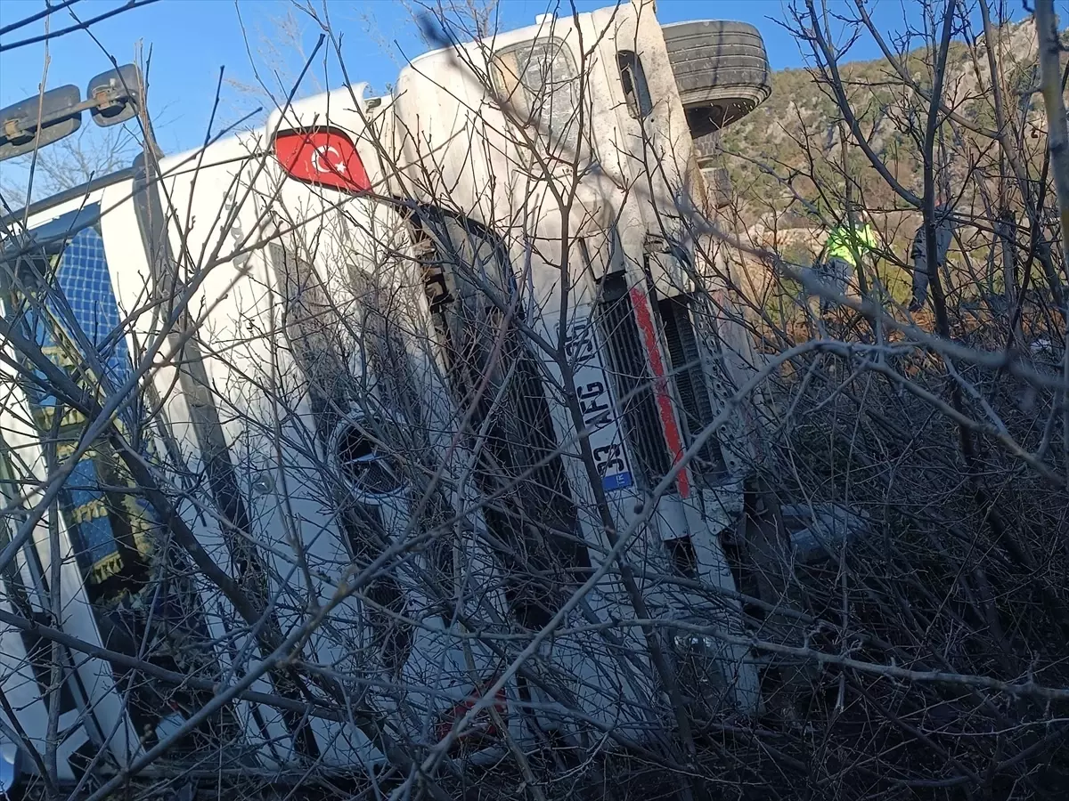 Adana’nın Feke İlçesinde Tır Devrildi: Sürücü Hastaneye Sevk Edildi