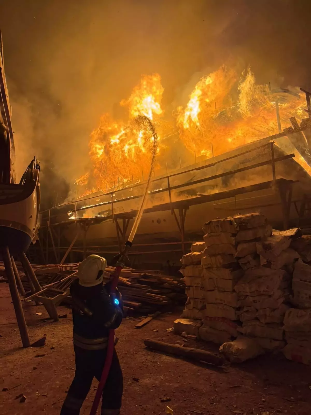 Fethiye'deki Gulet Tersanesinde Çıkan 20 Metrelik Yangın Hızla Kontrol Altına Alındı
