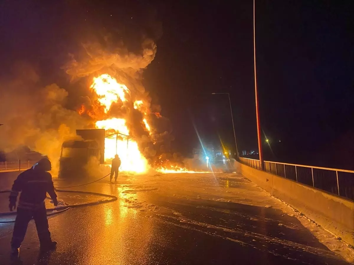 TAG Otoyolu'nda Tır Yangını Kontrol Altına Alındı