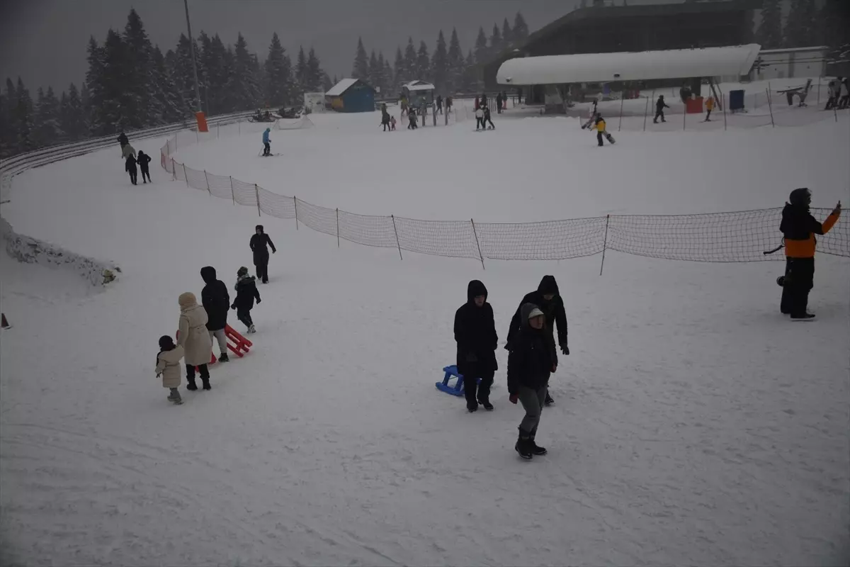 İlgez Dağı'nda Yurduntepe Kayak Merkezi Yoğun Kalabalıkla Kış Coşkusu Yaşadı