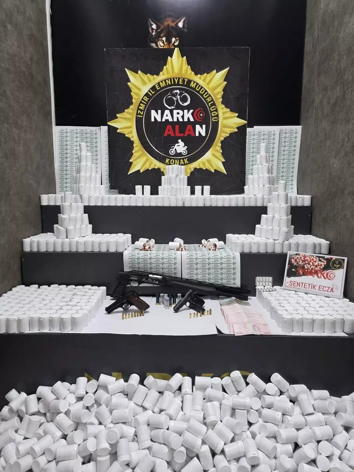 İzmir Konak’ta Uyuşturucu ve Silah Operasyonu: 108 Bin Hap Ele Geçirildi