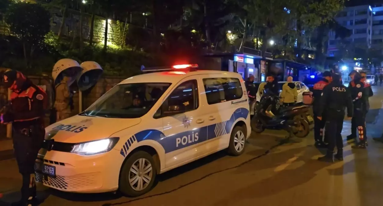 Kadıköy'de Narkotik Operasyonu: İki Şüpheli Gözaltında