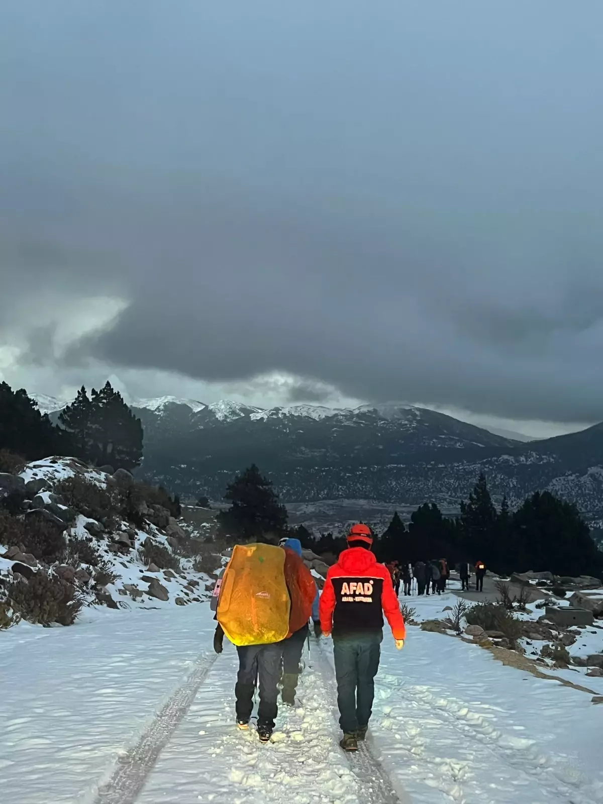 Şiddetli Fırtına Sonrası Kampçılar Güvenli Bölgeye Çekildi