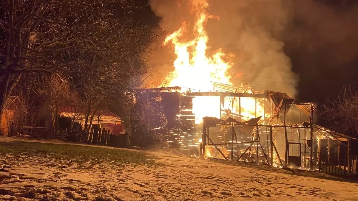 Eflani'de 200 Yıllık Ahşap Ev Yangınla Yandı: Tarihi Miras Kül Oldu