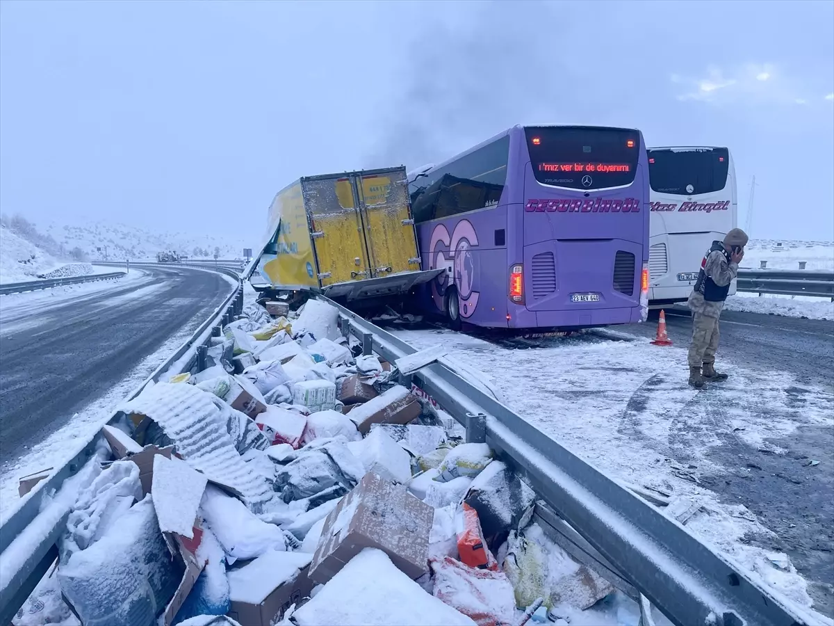 Sarıkamış'ta Otobüs ve Kamyon Çarpışması: 9 Yaralı