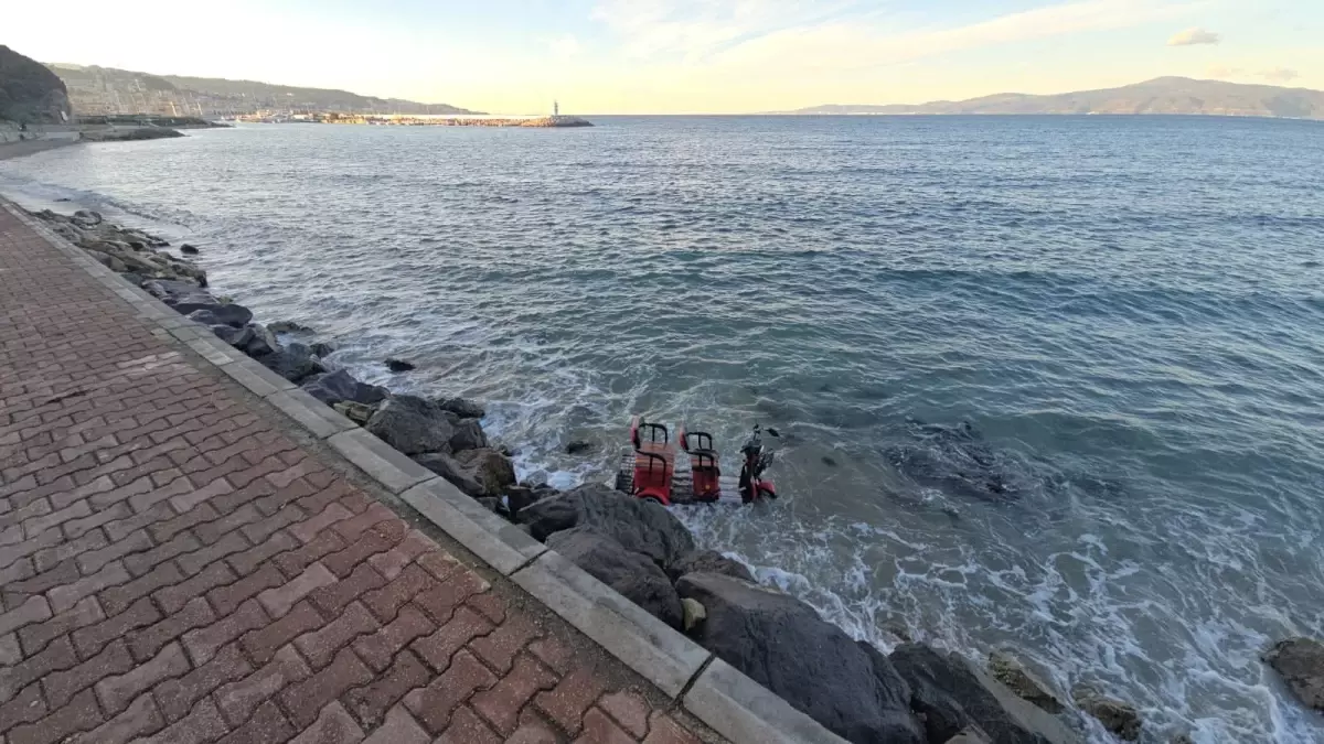 Mudanya’da Üç Tekerlekli Elektrikli Motosiklet Kayalıklardan Denize Sürüklendi