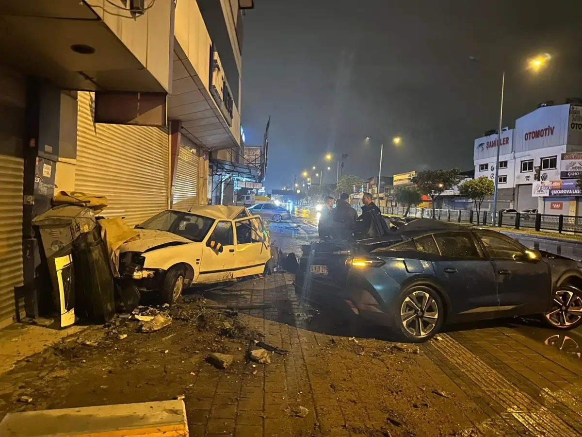 Adana’da Şiddetli Yağış Sonrası 4 Araca Çarpan Otomobilde Sürücü Yaralandı