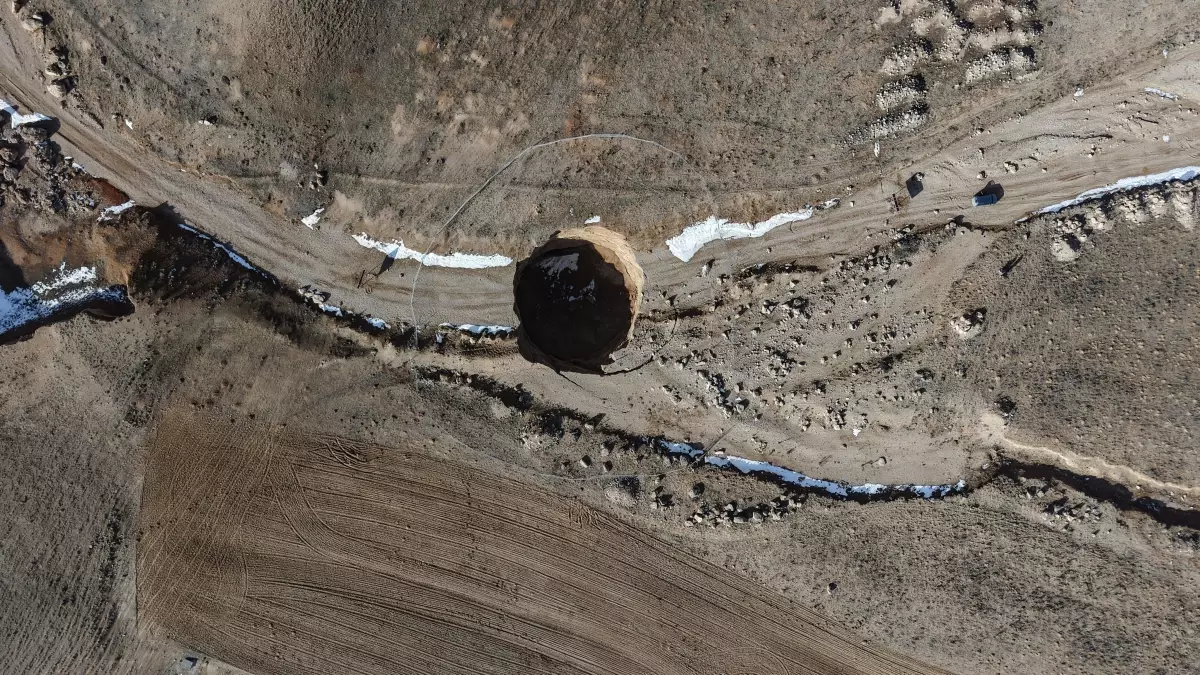 Karapınar’da 15 Metre Derinliğinde Yeni Obruk Kent Merkezine 30 km Uzaklıkta