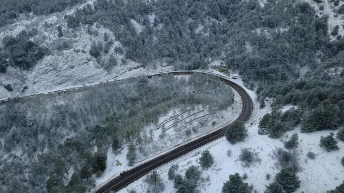 Demirci'de Kar Yağışı Şehri Beyazlatıyor: Sürücülere Önemli Uyarı