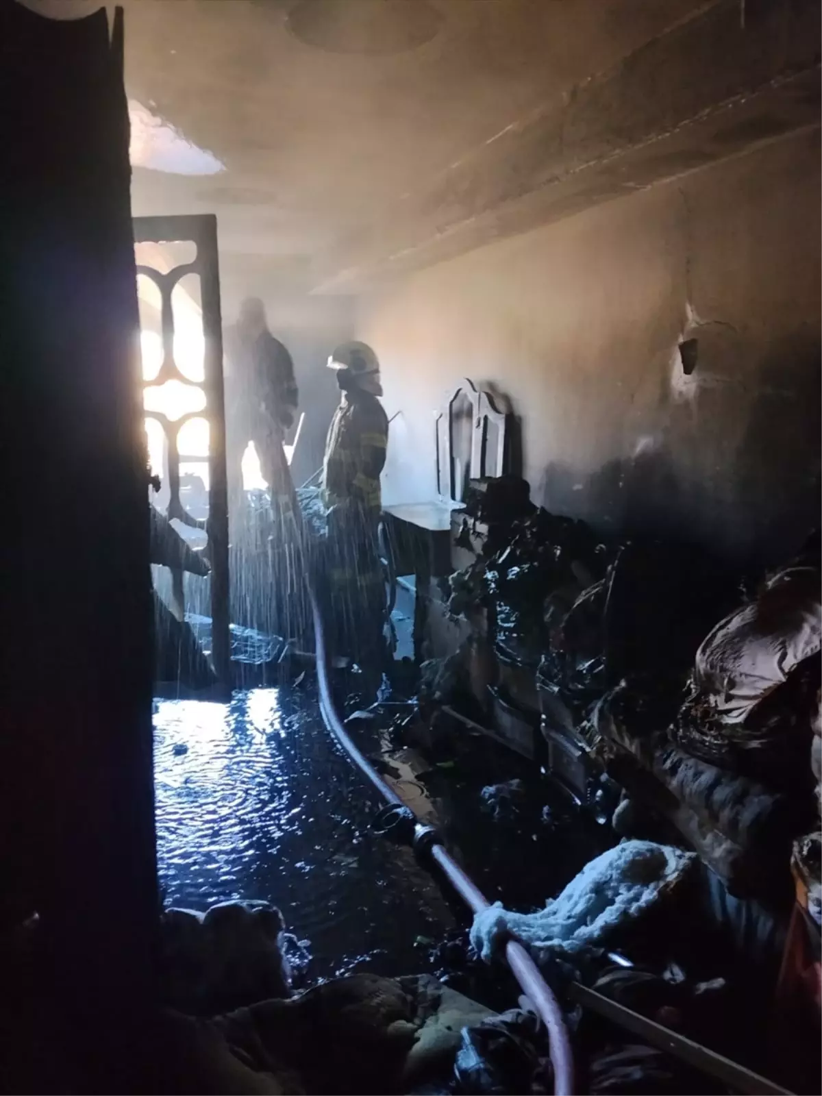 Kızıltepe'de Ev Yangını Kontrol Altına Alındı, Anne ve Çocuklar Kurtarıldı