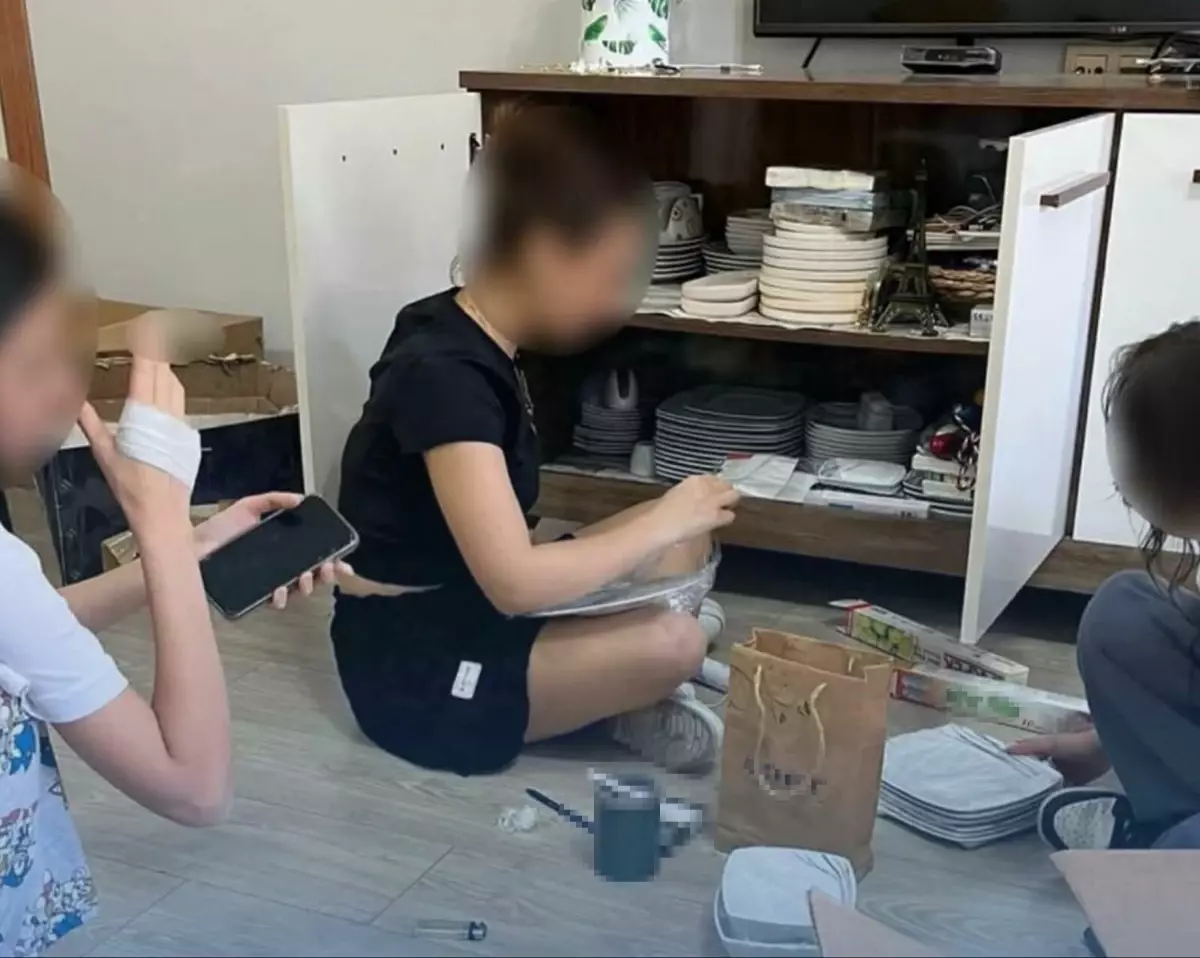 İzmir'de Öğretmen, 6 Öğrenciyi Evine Getirerek Gözaltına Alındı