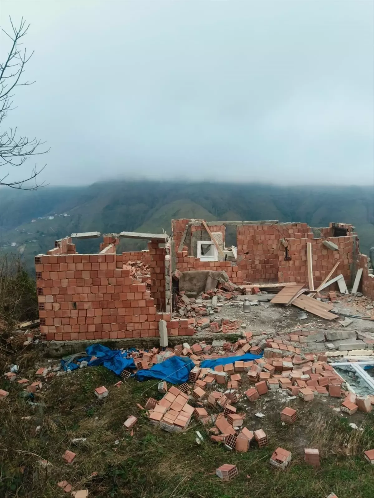 Salıpazarı'nda Şiddetli Rüzgar Evleri Sarsıyor: Büyük Maddi Zarar