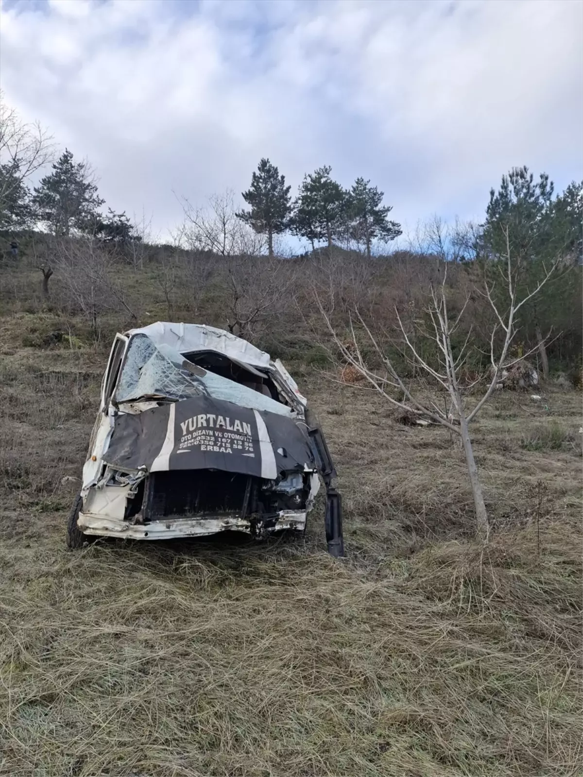 Niksar’da Kamyonet Uçuruma Yuvarlandı: Sürücü Hastaneye Kaldırıldı