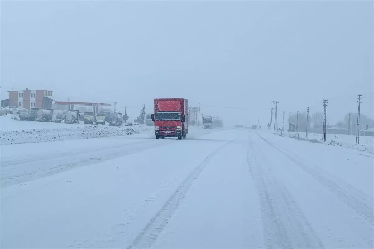 Doğu Anadolu’da Kar Fırtınası 1.011 Köyü İzole Etti
