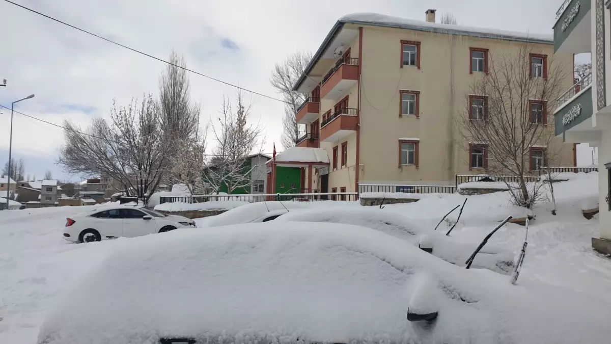 Van’da Şiddetli Kar Yağışı 405. Karayolunu Kapatıyor