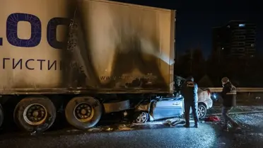 Tıra çarpan otomobilin yanmış hali