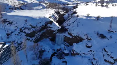 Bayburt’ta Sırakayalar Şelalesi Buzla Kaplandı: 10 Metrelik Buz Sütunları Oluştu