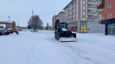 Erzurum’da karla kaplı cadde