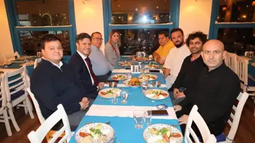 Başkan Soyuak ve gazeteciler birlikte fotoğraf çektiriyor