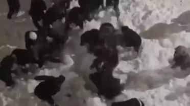 Kar kütlesinin çatıdan düşüş anı