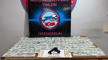 Sahte dolar ve tabancanın bulunduğu araç içi