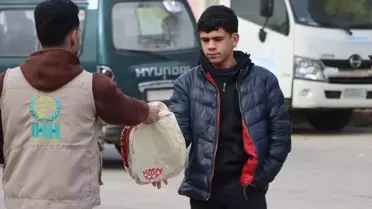 İHH ekipleri Halep’te yardım dağıtıyor