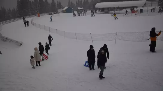 İlgez Dağı'nda Yurduntepe Kayak Merkezi Yoğun Kalabalıkla Kış Coşkusu Yaşadı