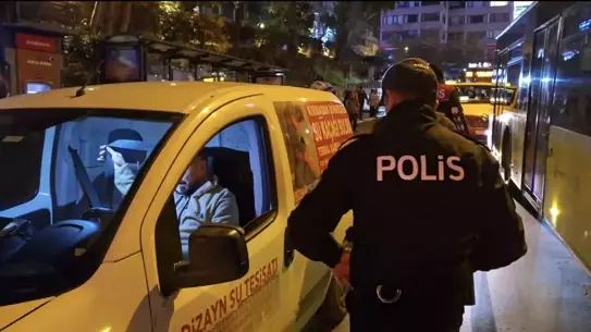 Kadıköy'de Huzur Operasyonu: Polis Araç ve Yolcu Kontrolleri