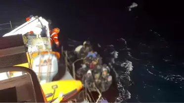 Dikili Sahilinde Yarı Batık Göçmen Botu Kurtarıldı: 37 Hayatta, 1 Ölü, 7 Kayıp