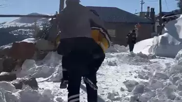 Sağlık çalışanlarının hastayı taşıdığı an