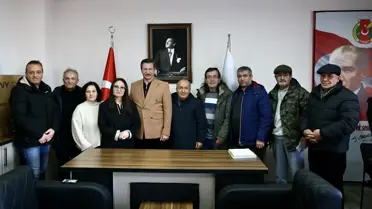 Konal ve gazeteciler fotoğrafı