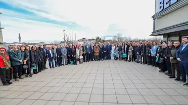 Etkinlikte konuşma yapan bir gazeteci