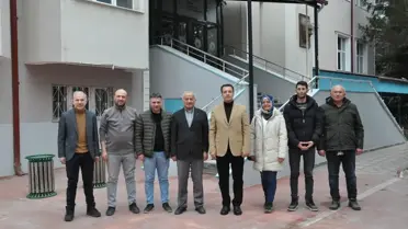 Kaymakam Canpolat’ın gazetecilerle birlikte poz verdiği fotoğraf