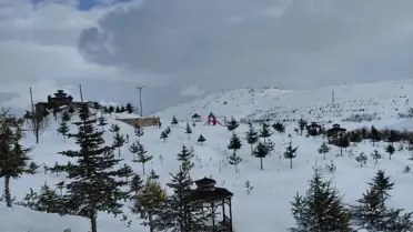 Buzla kaplı Üçoluk Göleti’nin yakın çekim fotoğrafı