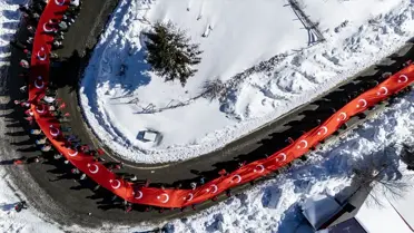 Yürüyüş sırasında Sis Dağı manzarası