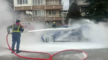 Uşak'ta Seyir Halindeki Otomobilde Ani Yangın: İtfaiye Hızlı Müdahale Etti