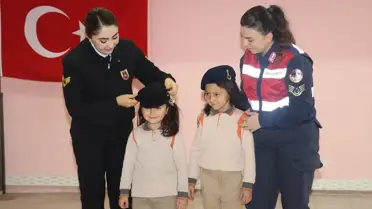 Jandarma personeli öğrencilere eğitim verirken