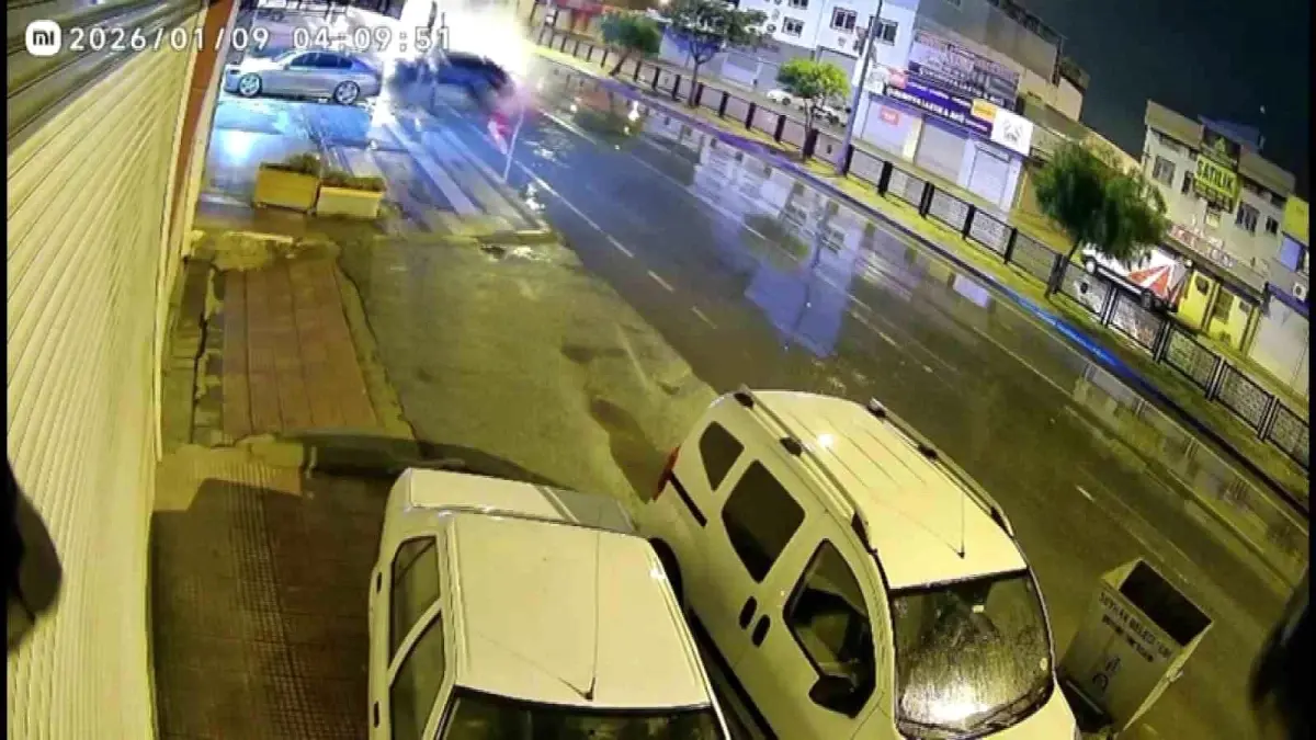 Şiddetli Yağmurda Adana’da Kaygan Yolda Zincirleme Trafik Kazası