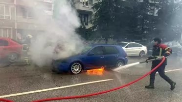 Uşak'ta Seyir Halindeki Otomobil Yangını Kontrol Altına Alındı