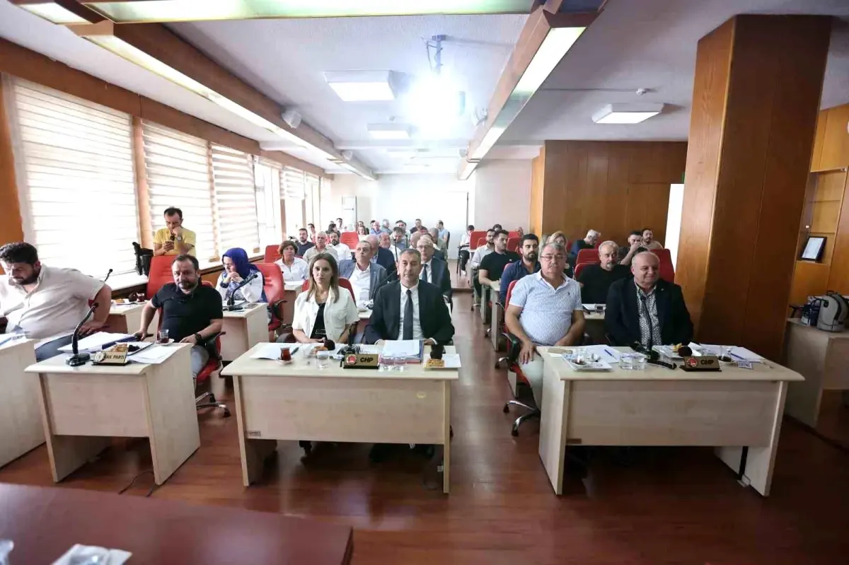 Yavuz Aki, CHP Genel Başkanı Özgür Özel'i Açılış Öncesi Usulsüzlük Uyarısıyla Karşı Karşıya Getirdi