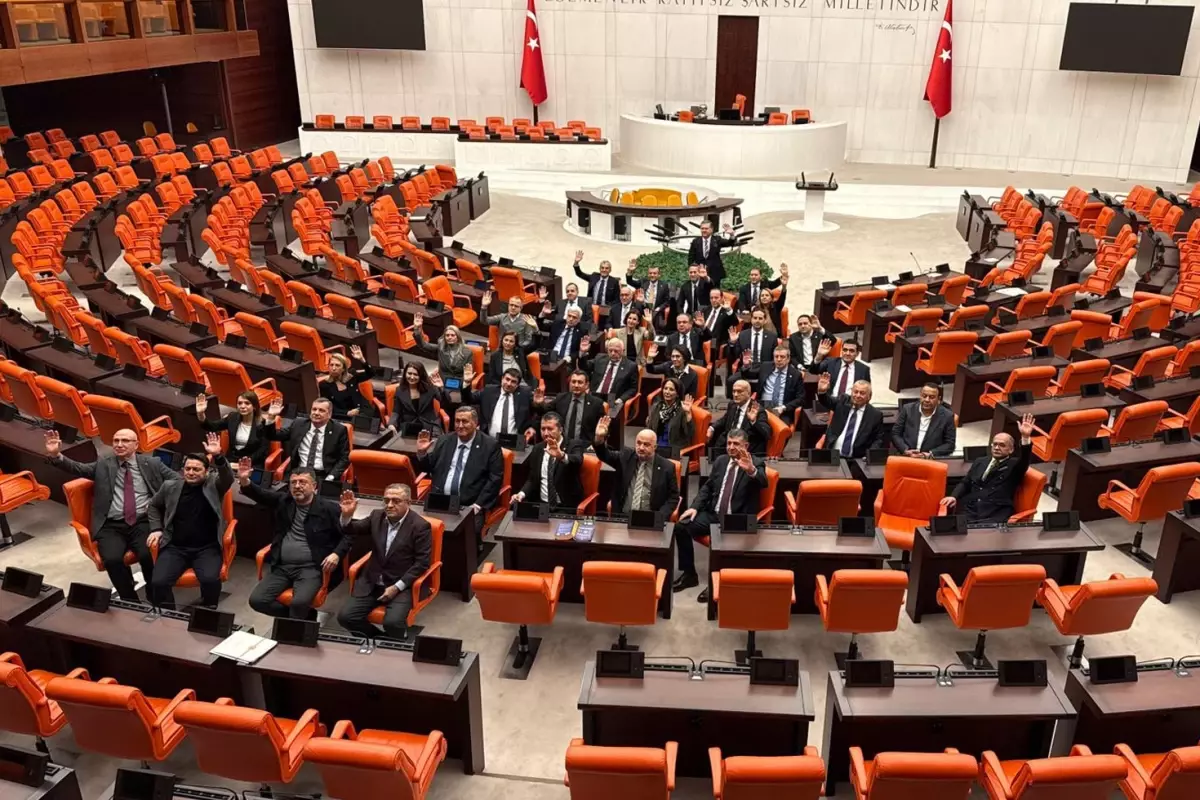 CHP Milletvekilleri Emekli Maaşı İçin Mecliste Nöbet Başlattı, Özel'den Destek Geldi