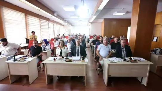 Yavuz Aki, CHP Genel Başkanı Özgür Özel'i Açılış Öncesi Usulsüzlük Uyarısıyla Karşı Karşıya Getirdi