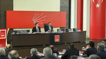 Toplantı salonunda konuşma yapan Özgür Özel