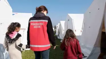 Psikososyal destek ekibi sahada çalışıyor