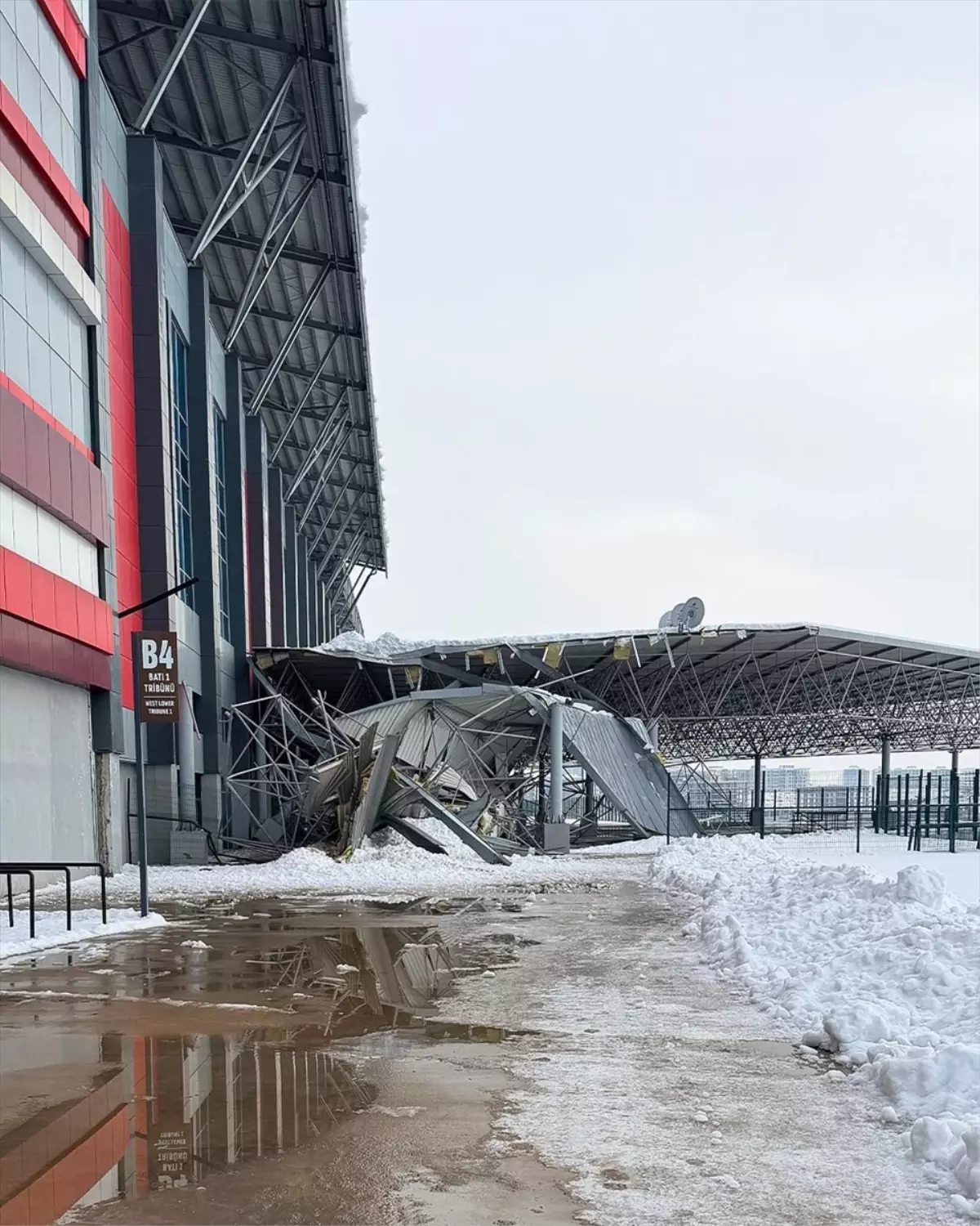Diyarbakır Stadı'nda Sundurma Çöküşü Sonrası Amed Sportif'ten Güvenlik Açıklaması