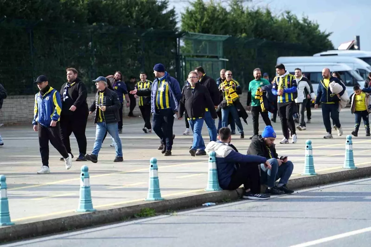 Fenerbahçe Taraftarları Süper Kupa Finali Öncesi Stadyumu Coşkuyla Doldurdu