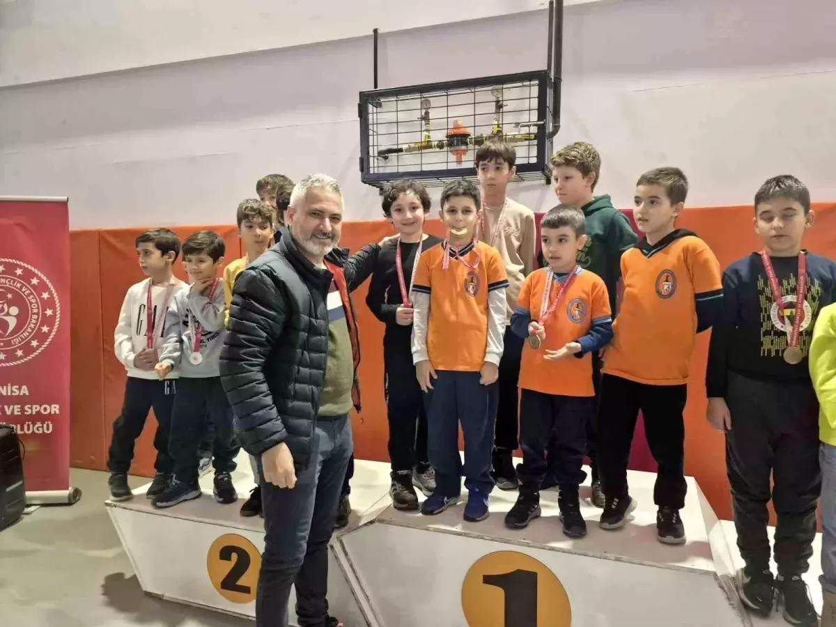 Salihli'de Çocuklar Satrançla Buluştu: Çalışan Gazeteciler Günü Etkinliği