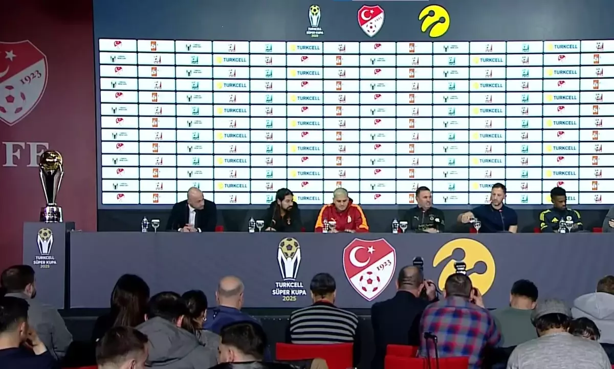 Tedesco, Okan Buruk’un Bardağını Suyla Doldurarak Basın Toplantısına Şaşırtıcı Bir Dokunuş Yaptı